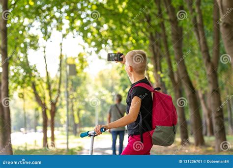 Menino Preteen Feliz Novo Que Monta Um Trotinette No Dia De Ver O