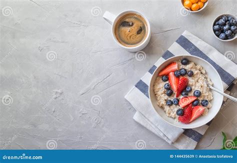 Harina De Avena Con Los Ar Ndanos Y Las Fresas Para El Desayuno Imagen