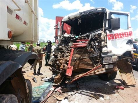 G1 Acidente Entre Carreta E Bitrem Deixa Um Ferido Na Br 153 Em