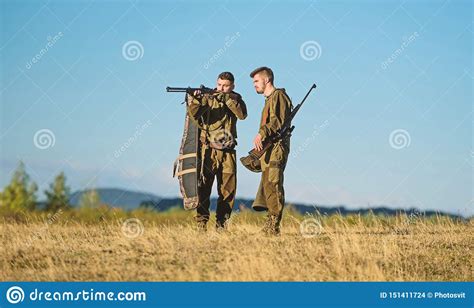 Amistad De Los Cazadores De Los Hombres Moda Del Uniforme Militar