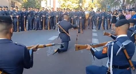 Fiesta Nacional Un miembro del Ejército del aire pide matrimonio a su