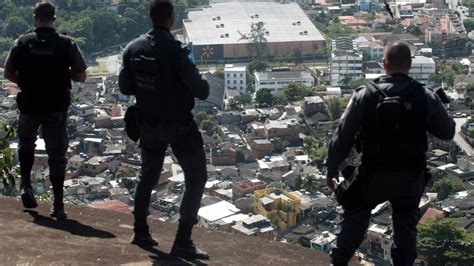 Pm Procura Traficantes No Morro Do Fub Em Campinho