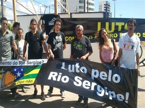 G1 Integrantes de movimento ecológico protestam na Beira Mar em