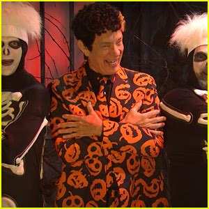 Tom Hanks Reprises David S Pumpkins Role On New Saturday Night Live