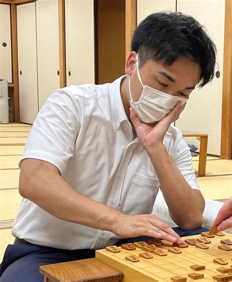 菅井八段、堅さ生かして佐藤康九段を圧倒 将棋a級順位戦 毎日新聞