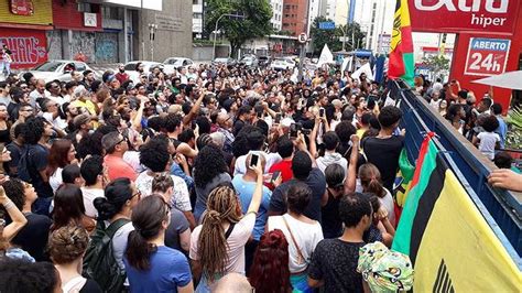 Cbn A R Dio Que Toca Not Cia Cerca De Manifestantes Fazem Ato