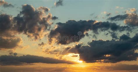 Escala De Tiempo De Un Hermoso Cielo Con Nubes Al Atardecer Metrajes