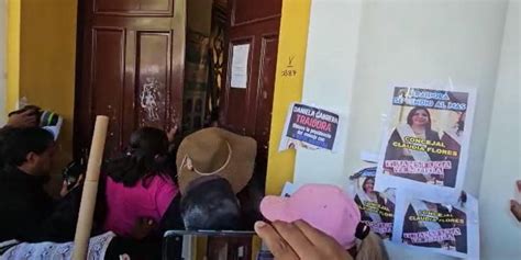 Manifestantes Ingresan A La Fuerza Al Concejo Municipal De Cochabamba Exigen Renuncia De Dos