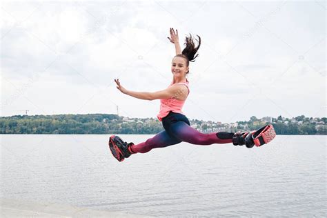 Joven Morena En Forma Mujer Delgada En Saltos De Kangoo Saltando En El