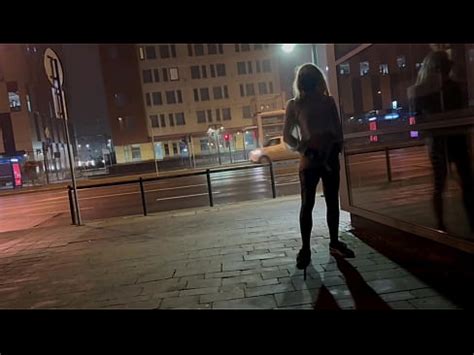 SISSY T GIRL EXHIBITIONIST SHEMALE FLASH DICK AND ASS CITY CROSSROAD