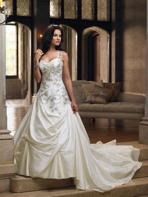 The Irresistible Attraction Of Ball Gown Wedding Dresses