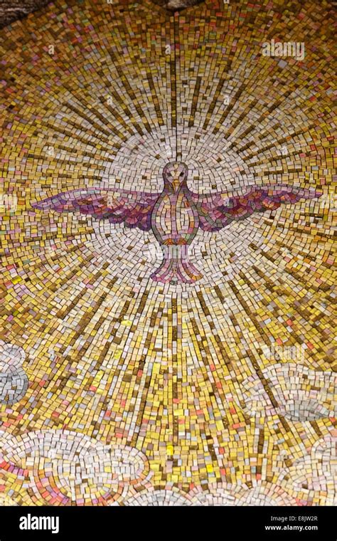 S Mbolo De Esp Ritu Santo Mosaico En El Sacro Cuore Di Ges Iglesia