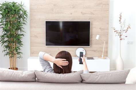 Jovem Mulher Assistindo Tv No Quarto Foto Premium