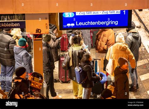 S Bahnen Fallen Aus Wegen Schneechaos Fahrg Ste Warten An Der S Bahn