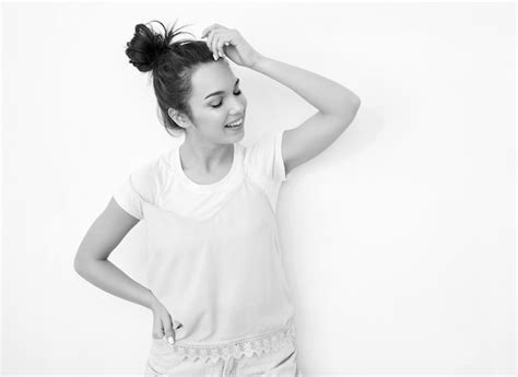 Retrato do modelo de menina jovem morena linda maquiagem nude em roupas de verão colorido