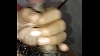 Masturbación con la mano en el baño XVIDEOS