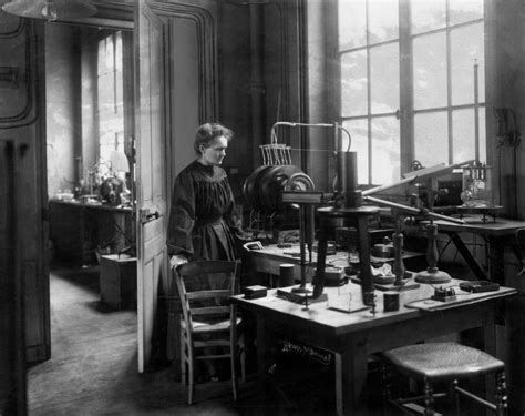 Amalgame Hétéroclite Marie Curie dans son laboratoire Paris France