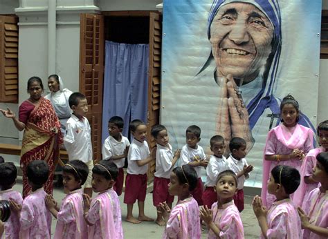 Mother Teresa Helping The Poor Children