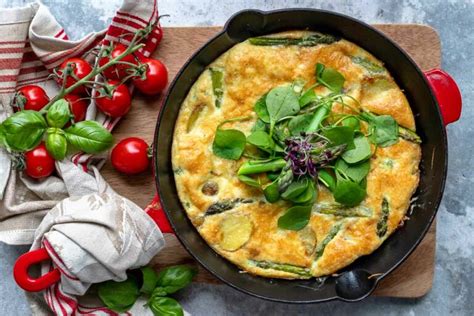 Kartoffel Frittata mit grünem Spargel Rezept Elle Republic