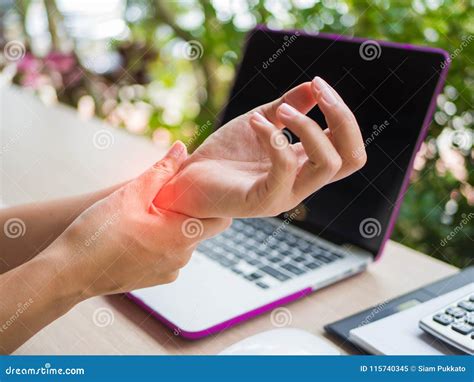 Wrist Pain From Using Computer Office Syndrome Hand Pain Or Injury