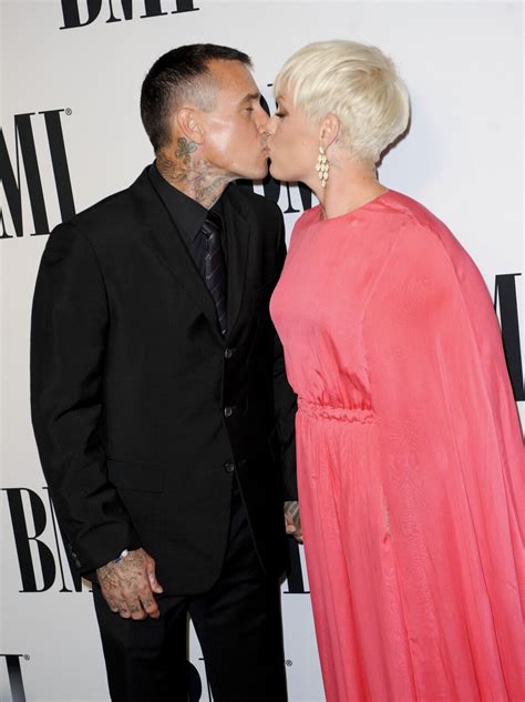 Photo La Chanteuse Pink Et Son Mari Carey Hart People Au Mbi Pop