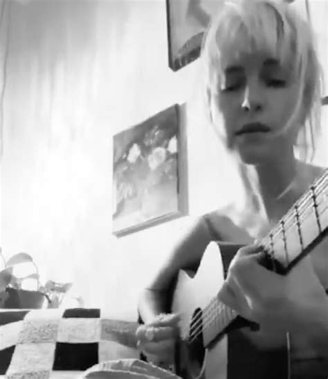 Paramore's Hayley Williams Plays Solo-Acoustic Cover Of Björk's "Unison ...