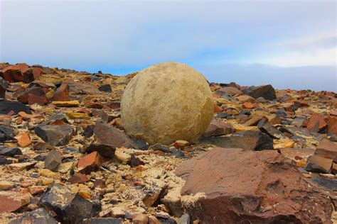 Круглые камни в природе (78 фото)