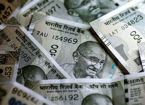 Rupee Extends Weakness Against US Dollar Slips 13 Paise