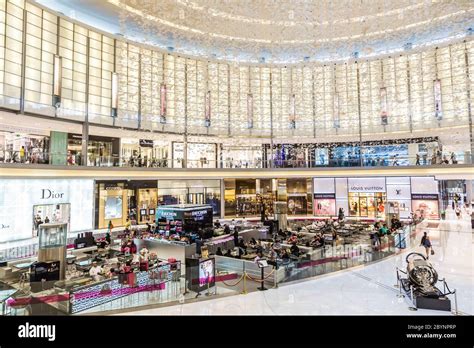 Vue intérieure du centre commercial Dubai Mall le plus grand centre