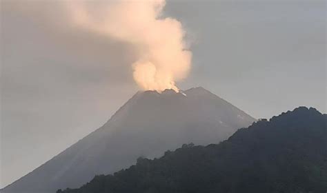 Mount Merapi Spews Hot Clouds 6 Times In A Row This Morning Sci En