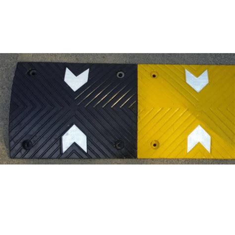 Black And Yellow Rubber Speed Breaker For Road 500 X 400 X 75 Mm In