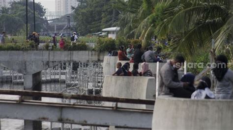 Meski Ditutup Warga Tetap Kunjungi Kawasan Wisata Kota Tua Jakarta