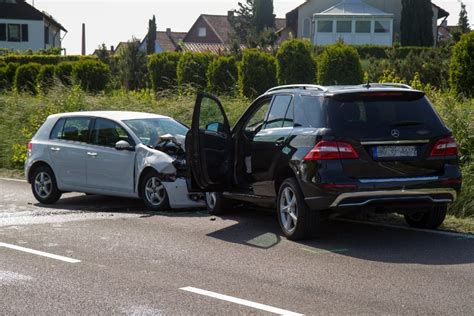 Ein 49 Jähriger erleidet in seinem Auto einen Herzstillstand fährt in