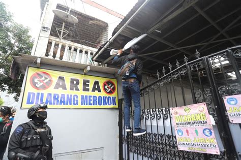 Foto Resmi Dibubarkan Pemerintah Polisi Bongkar Semua Atribut Di