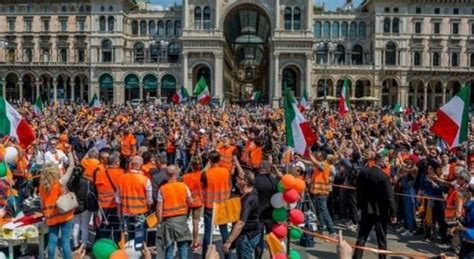 Gilet Arancioni In Piazza Senza Mascherine N Distanziamenti Decine I