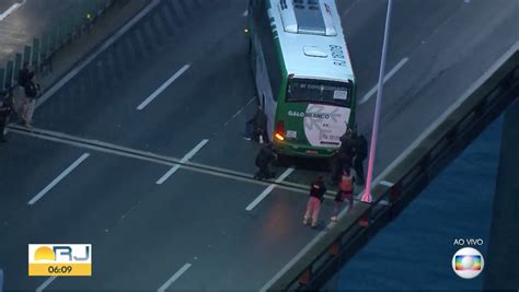 Homem Armado Sequestra ônibus Na Ponte Rio Niterói Poder360