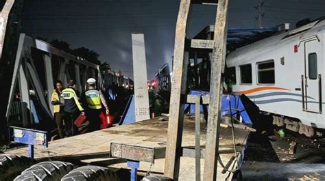 Foto Kecelakaan Ka Brantas Di Semarang Masinis Dan Sopir Truk Selamat