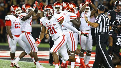 Houston's football team will practice at Texas due of Hurricane Harvey