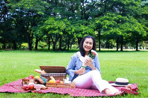 Premium Photo Portrait Of Smiling Young Woman Sitting On Grass