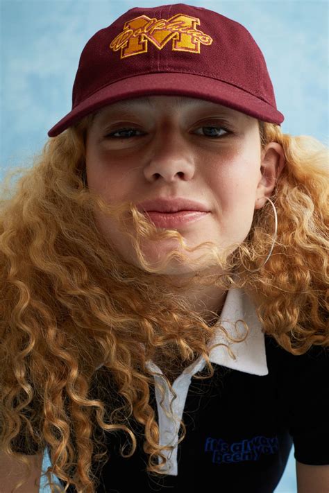 Alerta fãs de Sex Education A nova coleção da H M é inspirada na série da Netflix Moda MAGG