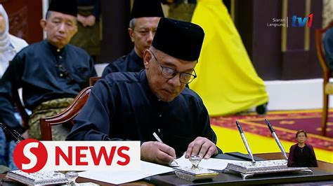 Anwar Takes Oath As Malaysia S 10th Prime Minister Video Dailymotion