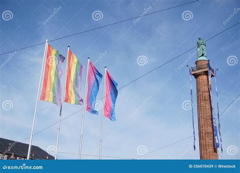 Vista De La Plaza Luisenplatz Y Banderas De Arco Iris En Alemania De