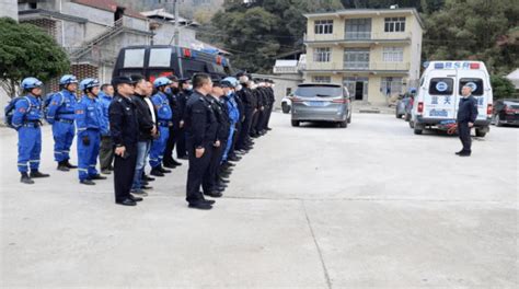 惊险！七旬老人采药被困山中，警民联手紧急搜救县公安局救援人员