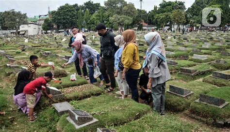 Tradisi Ziarah Kubur Di Momen Hari Raya Idul Fitri Foto Liputan6