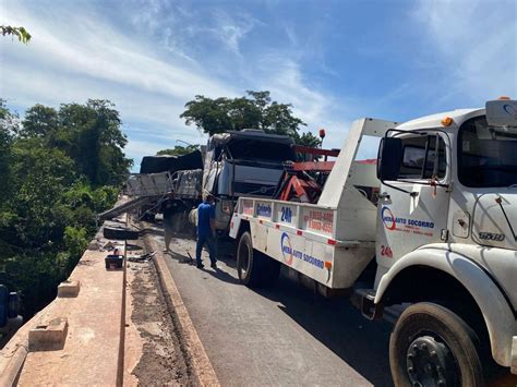 Motorista Perde Controle E Carreta Ferro Vai Parar Dentro De Rio