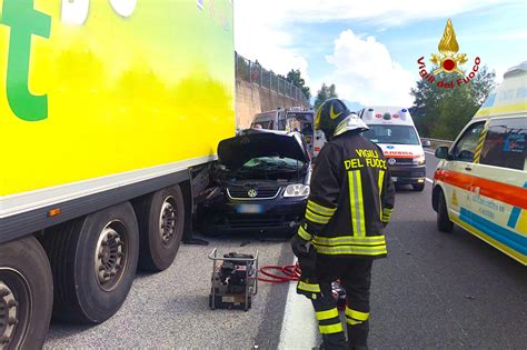 Dramma Sulla Napoli Canosa Camion Che Trasportava Pomodori Si Ribalta