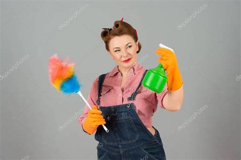 Servicio De Limpieza En Estilo Pin Up Mujer De Limpieza Con Plumero Y