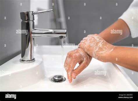 Lavage Des Mains Savon Frottant Les Poignets Lavage Des Mains Femme