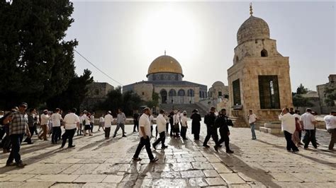 Dutzende von extremistischen Siedlern stürmen Al Aqsa Innenhöfe SabaNet