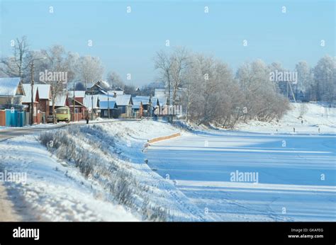 Winter village in Russia, small houses around the frozen lake Stock ...